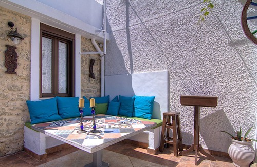 Chromonastiri House | Mamis Mansion! Jacuzzi terrace with great sea views, walking distance to taverna