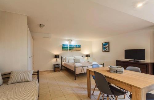 Riglia House | Mani's Aura Seaside-Enchanting Stone Gem
