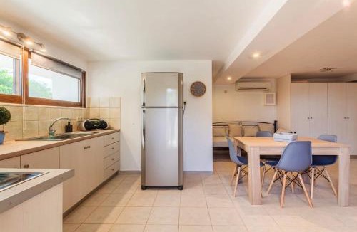 Riglia House | Mani's Aura Seaside-Enchanting Stone Gem