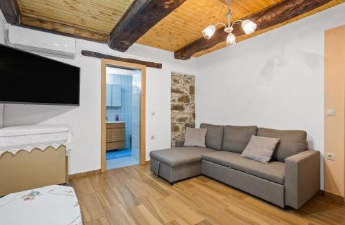 Livadia House | Maria's House with View in Kambos