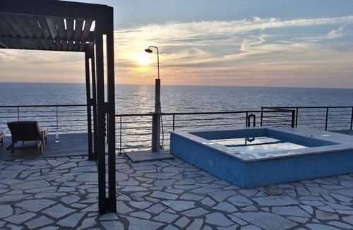 Agios Nikitas Villa | Milos Bay Villas- Beachfront Luxury Villa with PRIVATE POOL & OUTDOOR JACUZZI