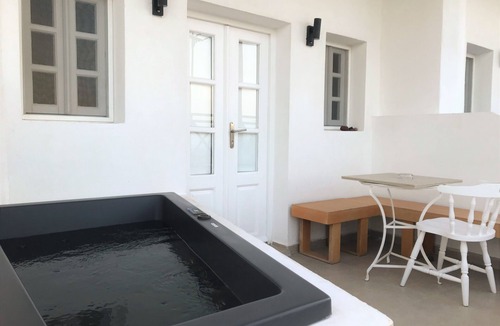 Oia Apartment | Muses Cycladic Suites - Compact Two-Bedroom Apartment with Outdoor Hot Tub