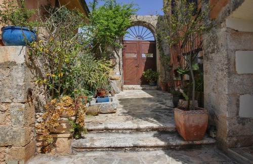 Faraklata Hotel | Museum Hotel George Molfetas