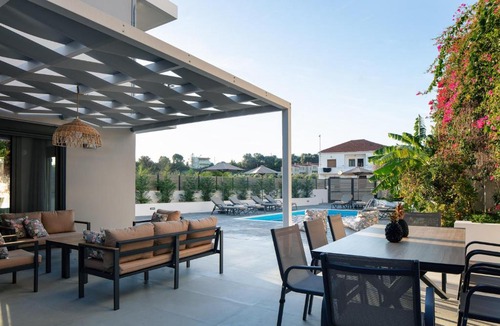 Prinos Villa | Newly Renovated Queen Bee Villa, with Private Pool & Ping-Pong table