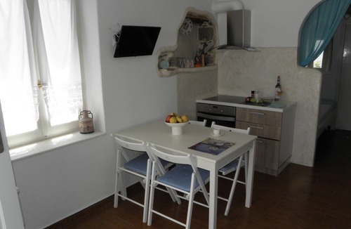 Glinado Apartment | Nikoletta's Nest/House with large veranda (4kms from Agia Anna,Plaka+Chora)