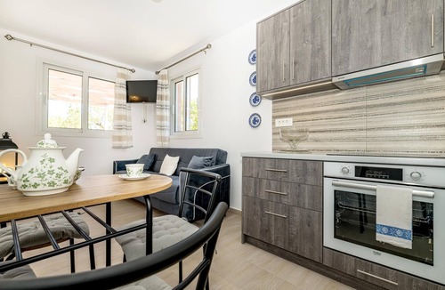 Xirokastello Apartment | One-Bedroom Apartment with Veranda - Arazzo Apartments