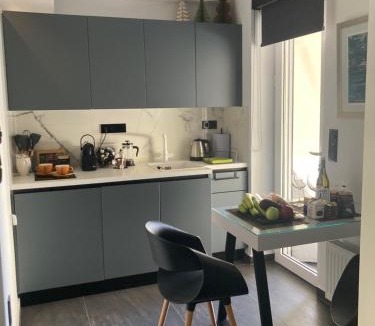 Vouliagmeni Apartment | Only2Suites