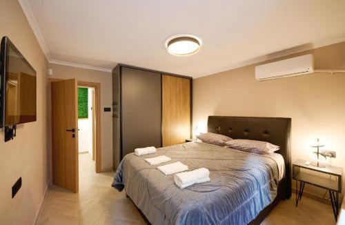 Platia Viktorias Apartment | Panos City Apartment - Private parking for motorcycles