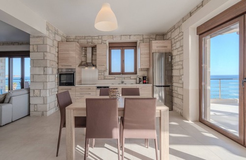 Kastri Villa | Petrina 3 waterfront villa, south Heraklion near taverns