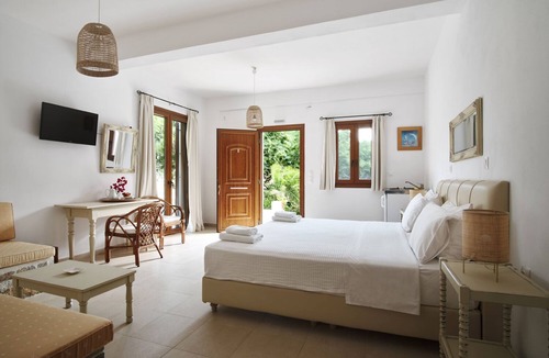 Taxiarchis House | Petrino