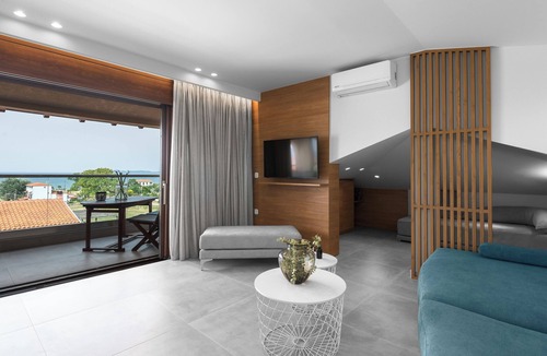 Ierissos Apartment | Pola's Loft - Spacious apartment with sea view 5 min from the beach!