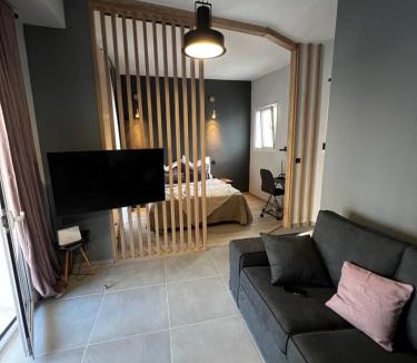 Kallithea Apartment | PSH -Stylish Quiet Top Floor Apt- Near Acropolis
