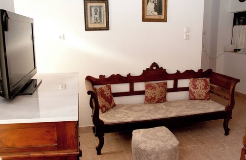 Kardamyli Apartment | Pyrgos Fassea Kardamyli Tower: A Luxury historical towerhouse.