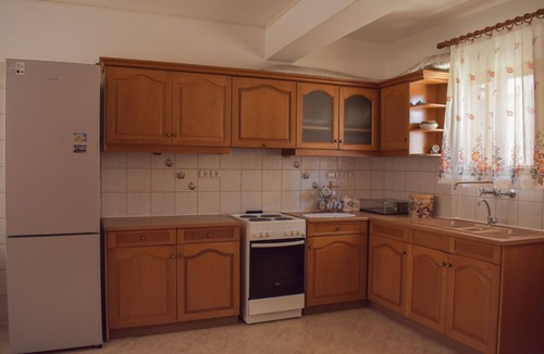 Lavreotiki House | Quiet Wood-Style Maisonette