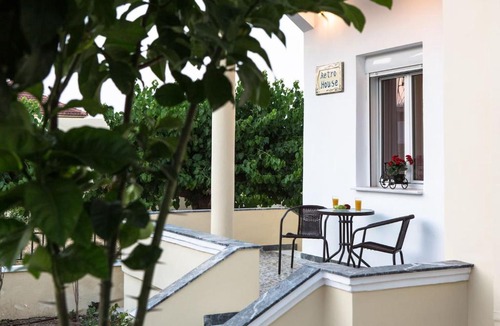 Kissamos Apartment | Retro house