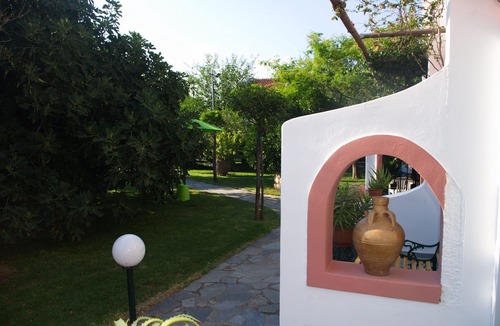 Verilaiika Cottage | Romalea’s Apartments little village organic garden