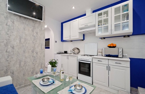 Mousio Apartment | SANTORINI STYLE IN ATHENS! GERGEOUS BATHTUB/NATHIONAL ARCHEOLOGICAL MUSEUM