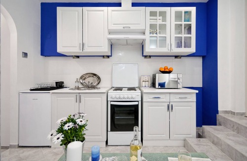 Mousio Apartment | SANTORINI STYLE IN ATHENS! GERGEOUS BATHTUB/NATHIONAL ARCHEOLOGICAL MUSEUM