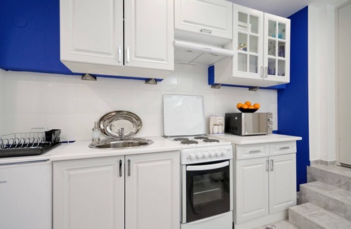 Mousio Apartment | SANTORINI STYLE IN ATHENS! GERGEOUS BATHTUB/NATHIONAL ARCHEOLOGICAL MUSEUM