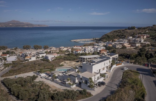 Kalyves Apartment | Sarpidon, AmphiMatrion Luxe SV apt, private hot tub & shared pool, 650m to beach
