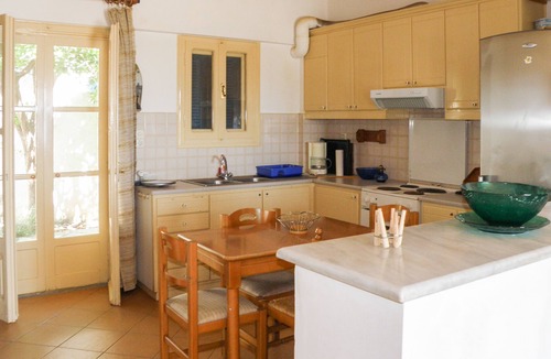 Tavari House | Seafront 2 Bedroom Apartment With Parking