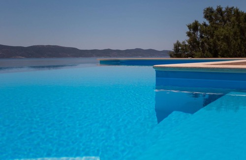 Agia Marina Mikrolimanou Villa | Seafront Aegeans blue pearl over infinity pool