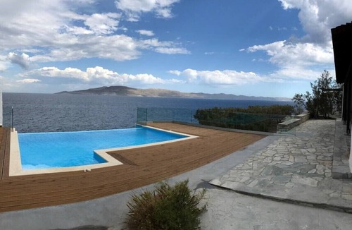 Agia Marina Mikrolimanou Villa | Seafront Aegeans blue pearl over infinity pool