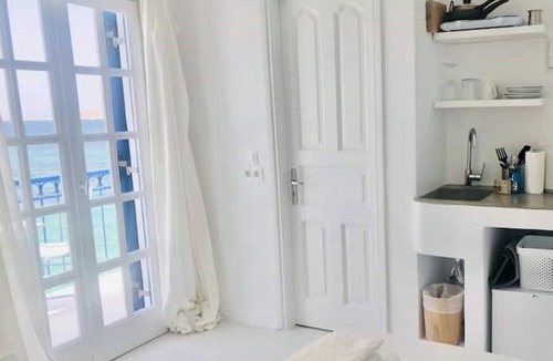 Naousa Apartment | Seafront Naoussa Old Harbour studio Casa Keto with view of the Venetian port!
