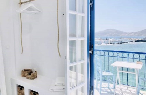 Naousa Apartment | Seafront Naoussa Old Harbour studio Casa Keto with view of the Venetian port!