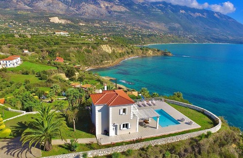 Karavados Villa | Seafront Villa Kefaloniaprivatevillas