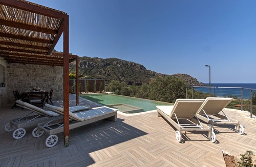 Sfinari Villa | Seaside Villa Sfinari – Steps from the Beach