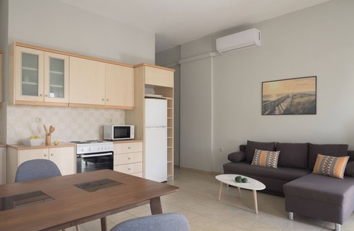 Koutouloufari Apartment | Sofia's Modern Apartment 1, 15 minutes walk from Chersonisos center