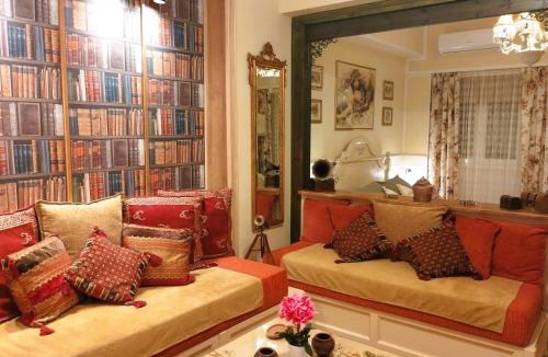 Thissio Apartment | Something About Mary