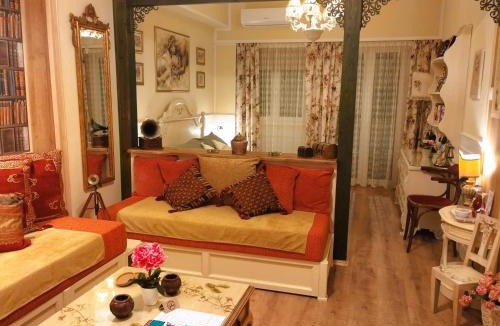 Thissio Apartment | Something About Mary