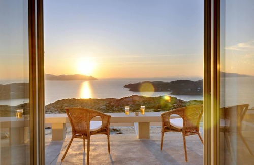 Milopotas Villa | Stemma- Crown of the Agean