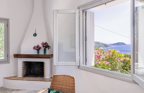Loutraki House | Still Horizon House-Located at the top of Loutraki port-Sunset & Sea view