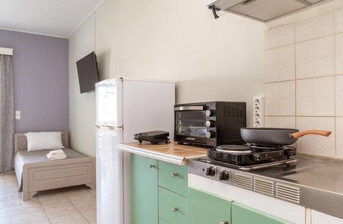 Kiparissia Apartment | Studio Apartment '4' with Private Terrace, Wi-Fi and Air Conditioning