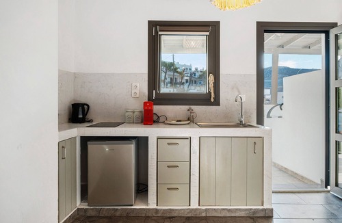 Merichas Apartment | Studio Apartment 'Calm Suites Kythnos 1' with Sea View, Wi-Fi and Air Conditioning