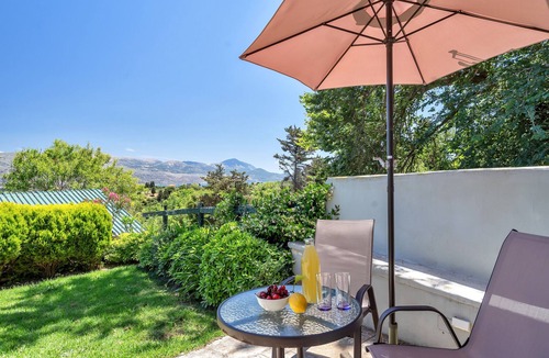 Kalata Apartment | Studio Apartment 'Casa Di Verde 5' with Mountain View, Wi-Fi and Air Conditioning