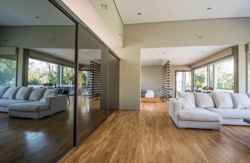 Rio House | Studio Rio Unique space with garden and garage