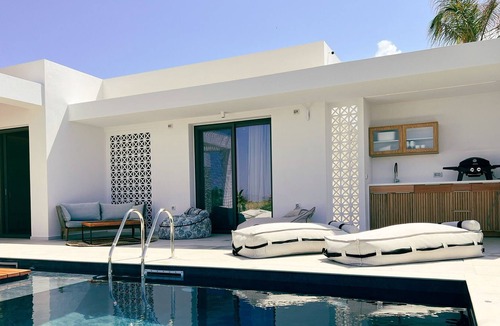 Tingaki Villa | Taf Boutique Villa 1 bedroom villa, beachfront with private heated pool