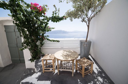 Kamari Apartment | THE VOLCANO CAVE HOUSE