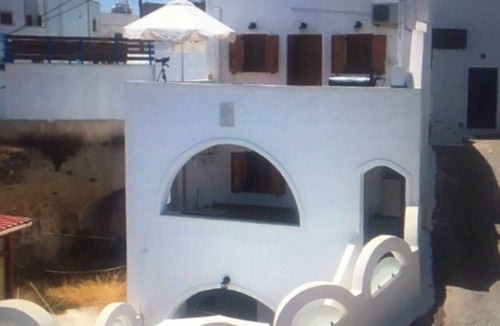 Kamari House | Traditional Greek house in a small village