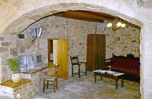 Apokoronas House | traditional holiday home in Vafes with a view of the countryside