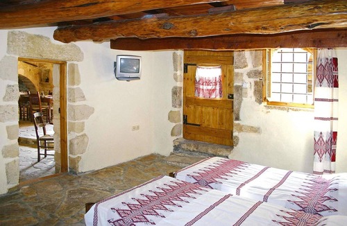 Apokoronas House | traditional holiday home in Vafes with a view of the countryside