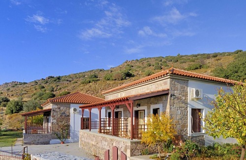 Petra Villa | Troyan Hill Type Mais, Garden, Panoramic View & Pool for 2 to 5 adults