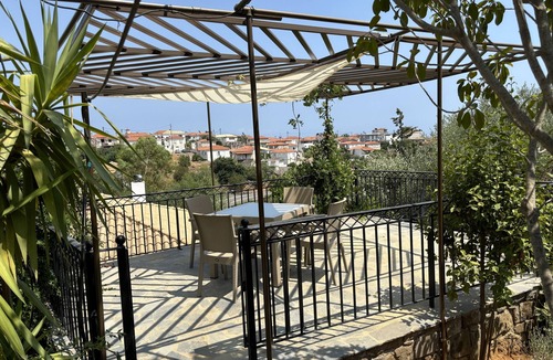 Vasilitsion House | Vacation Home "Divas Gartenhaus" with Sea, Mountain and Village View
