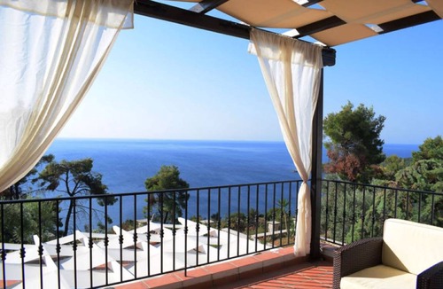 Alonissos Villa | Villa ∙ 2 bedrooms ∙ 4 guests