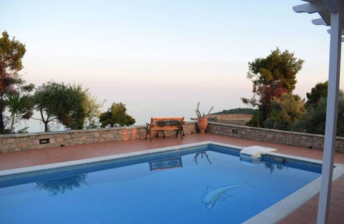 Alonissos Villa | Villa ∙ 2 bedrooms ∙ 4 guests