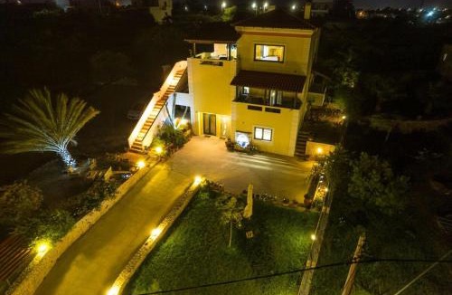Sternes Villa | Villa Aitheras with sea views and garden